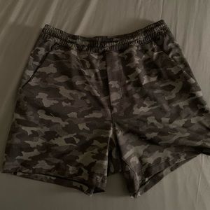lululemon black camo 5 inch pacebreakers